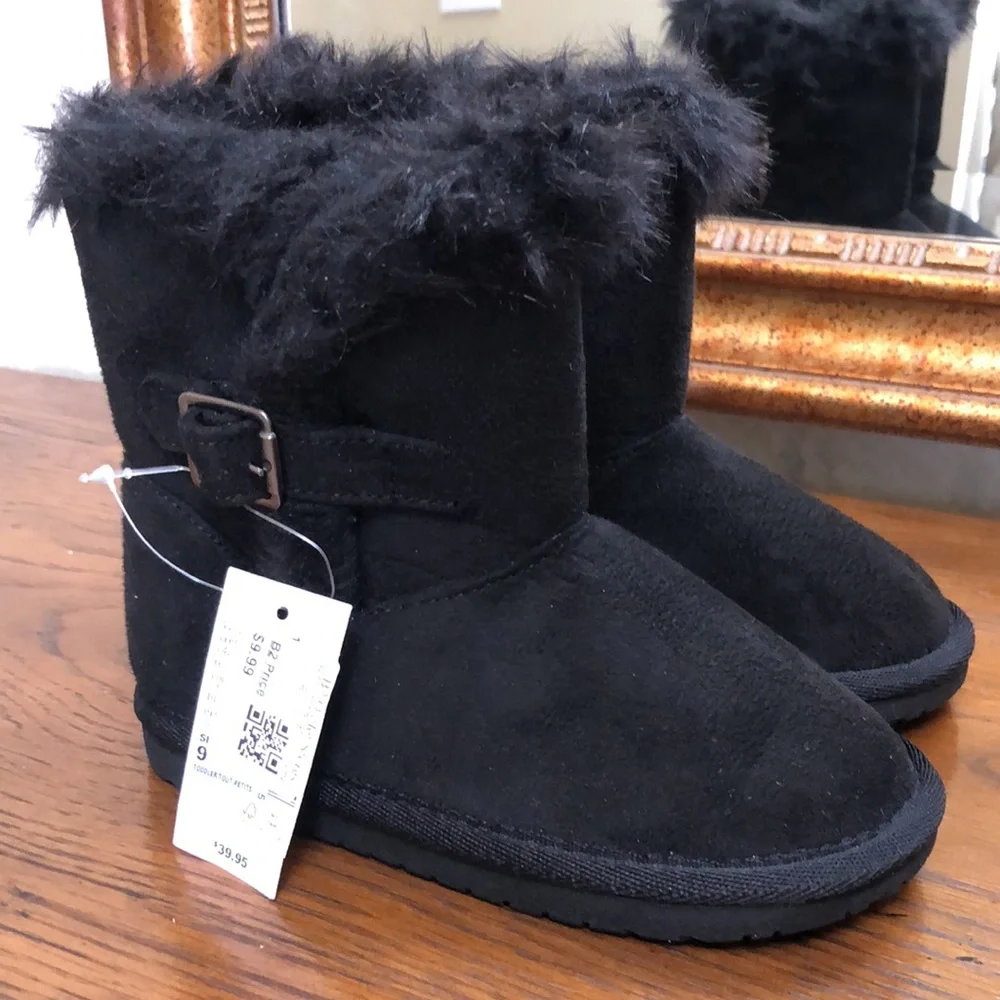 New toddler girls black boots with faux fur.  Size 9.  The Children’s Place.